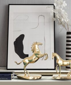 Ngựa hí bằng đồng trang trí kệ tivi phòng khách