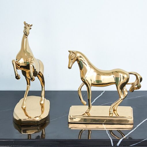 ngua trang tri ban lam viec dep Ngựa hí bằng đồng trang trí kệ tivi phòng khách