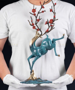 Tượng hươu hoa mai đỏ