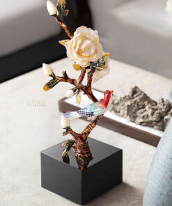 Cành hoa mẫu đơn để bàn