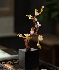 Cành hoa mẫu đơn để bàn