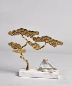 Cây tùng trên đá cẩm thạch