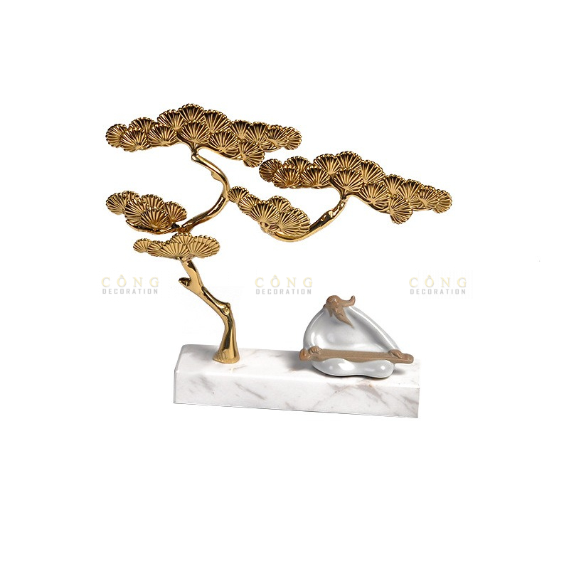 Cây tùng trên đá cẩm thạch