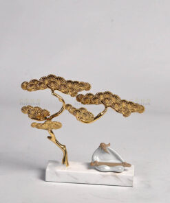 Cây tùng trên đá cẩm thạch