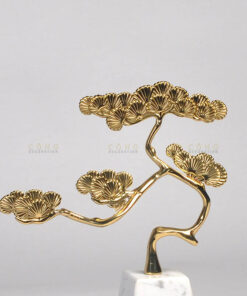 Cây tùng trên đá cẩm thạch