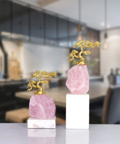 Cây tùng trên đá thạch anh tím