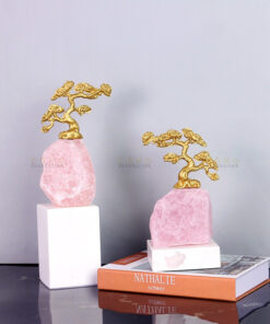 Cây tùng trên đá thạch anh tím