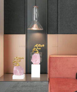 Cây tùng trên đá thạch anh tím