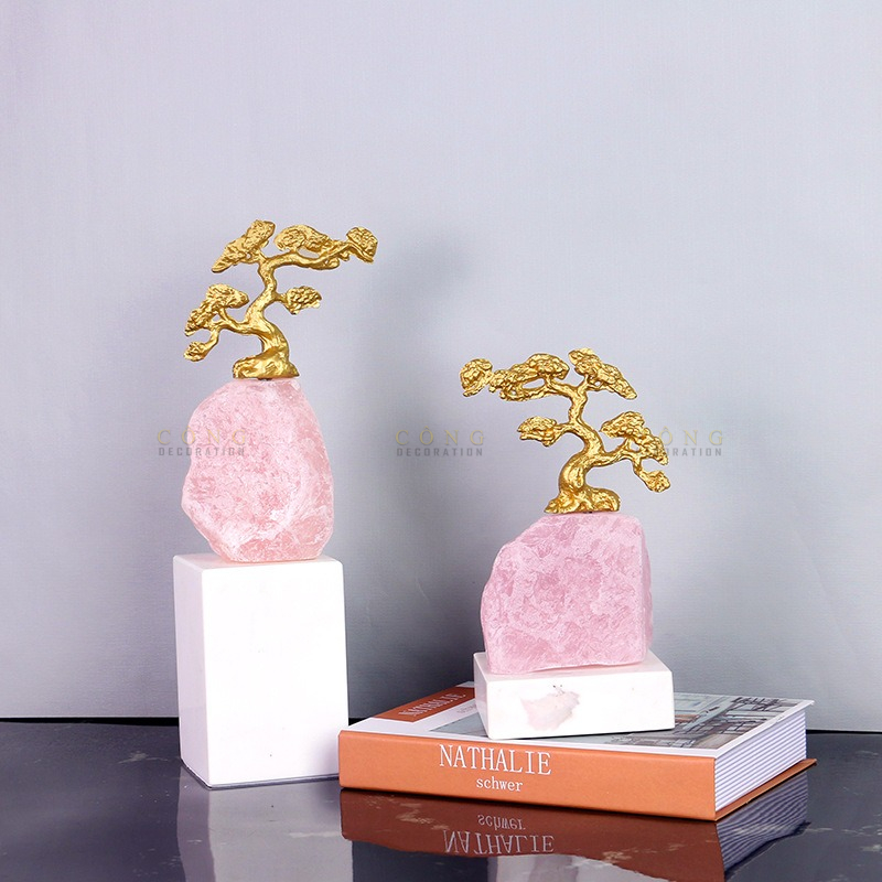 Cây tùng trên đá thạch anh tím