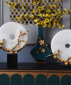 Chim khuyên đậu cành mai