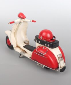 cua hang ban xe vespa co trang tri phong khach