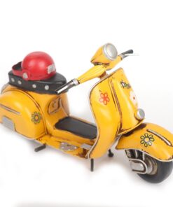 cua hang ban xe vespa co trang tri phong khach