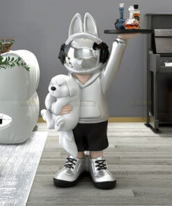 Cậu bé phi hành gia bưng khay