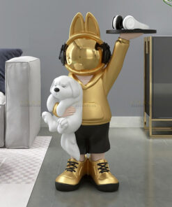 Cậu bé phi hành gia bưng khay