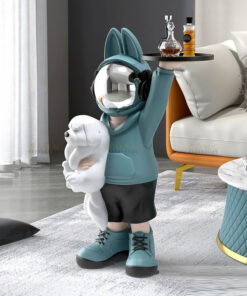 Cậu bé phi hành gia bưng khay