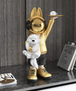 Cậu bé phi hành gia bưng khay