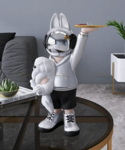 Cậu bé phi hành gia bưng khay