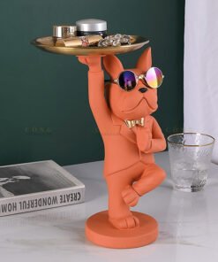 Chó nhỏ bưng khay