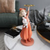 Tượng cô gái bưng khay để cạnh sofa