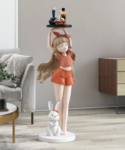 Cô gái bưng khay trang trí phòng khách