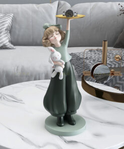 Tượng cô gái bưng khay để cạnh sofa