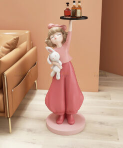 Tượng cô gái bưng khay để cạnh sofa