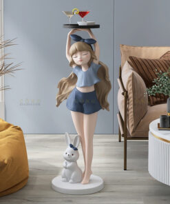 Cô gái bưng khay trang trí phòng khách