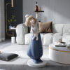 Tượng cô gái bưng khay để cạnh sofa