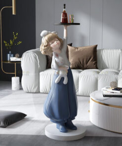 Tượng cô gái bưng khay để cạnh sofa