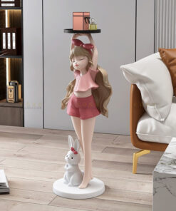 Cô gái bưng khay trang trí phòng khách