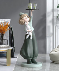 Tượng cô gái bưng khay để cạnh sofa