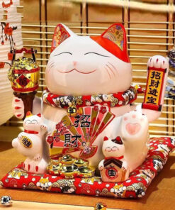 Mèo may mắn bày cửa hàng kinh doanh