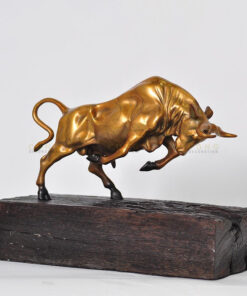 Tượng bò tót để bàn làm việc