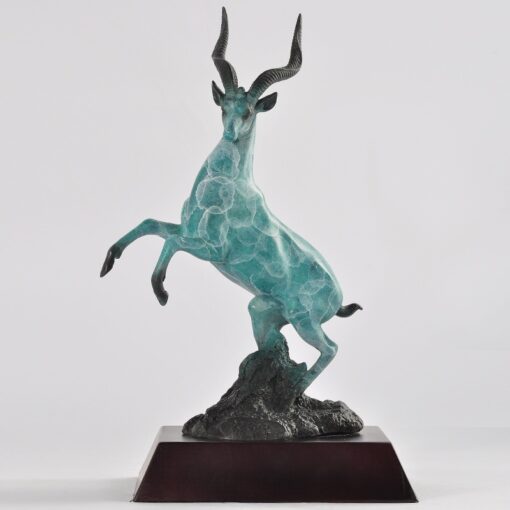 Tượng dê phong thủy hợp tuổi 1979 Tượng dê trên núi