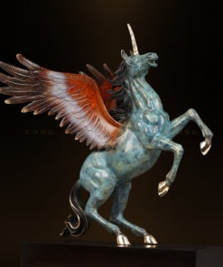 Tượng ngựa thần có cánh