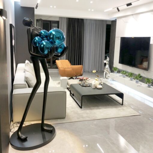 tuong om den trang tri 2 Tượng nghệ thuật kết hợp đèn trang trí