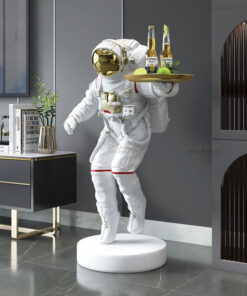 Tượng phi hành gia bưng khay
