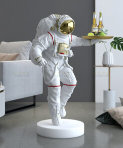 Tượng phi hành gia bưng khay