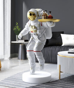 Tượng phi hành gia bưng khay