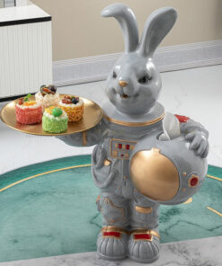 Thỏ phi hành gia bưng khay