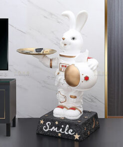 Thỏ phi hành gia bưng khay