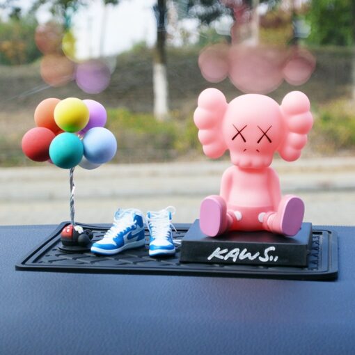 gau-kaws-trang-tri-oto 1 Gấu KAWS xinh xắn trang trí oto