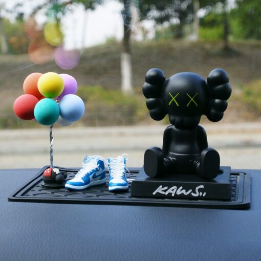 gau-kaws-trang-tri-oto 3 Gấu KAWS xinh xắn trang trí oto