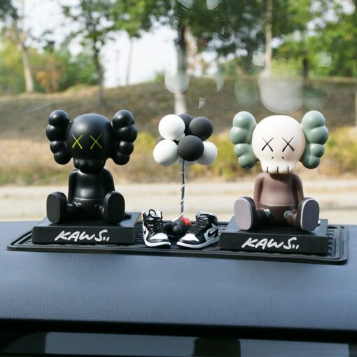 gau-kaws-trang-tri-oto 5 Gấu KAWS xinh xắn trang trí oto