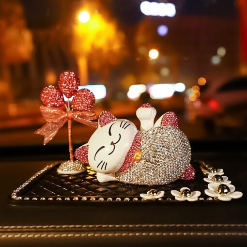 meo-may-man-vay-tay-de-o-to 3 Mèo may mán vẫy tay trang trí ô tô