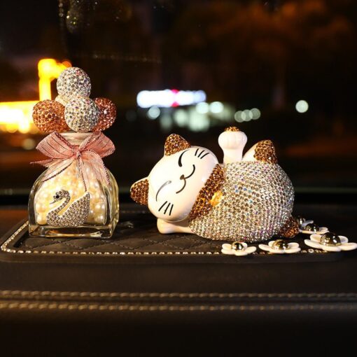 meo-may-man-vay-tay-de-o-to 4 Mèo may mán vẫy tay trang trí ô tô