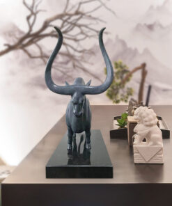Tượng bò tót sừng dài trang trí