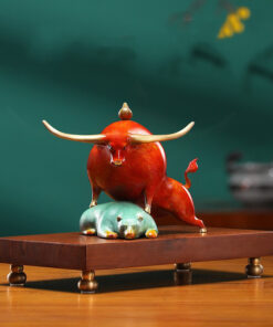 Tượng bò tót và gấu đối đầu để bàn