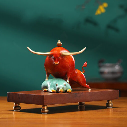 tuong-bo-tot-va-gau-doi-dau 1 Tượng bò tót và gấu đối đầu để bàn