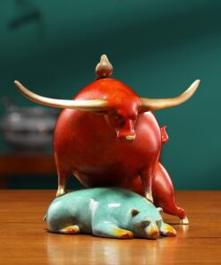 Tượng bò tót và gấu đối đầu để bàn